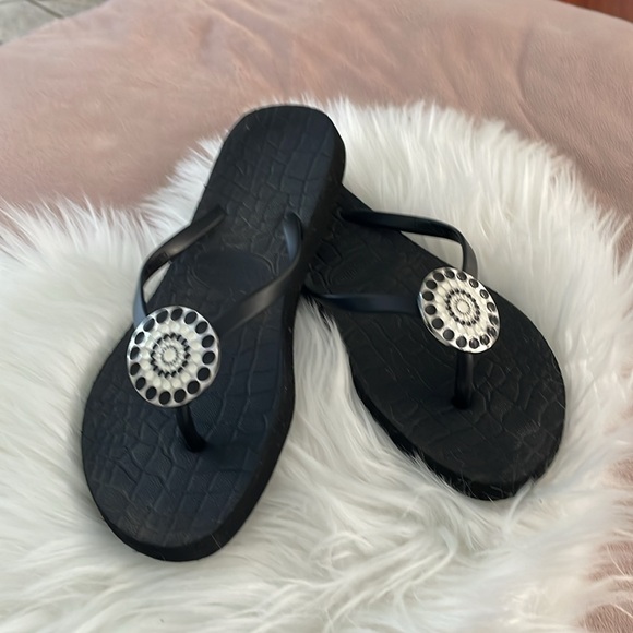 LINDSAY PHILLIPS WOMEN'S SIZE 6 Flaps - Picture 2 of 6